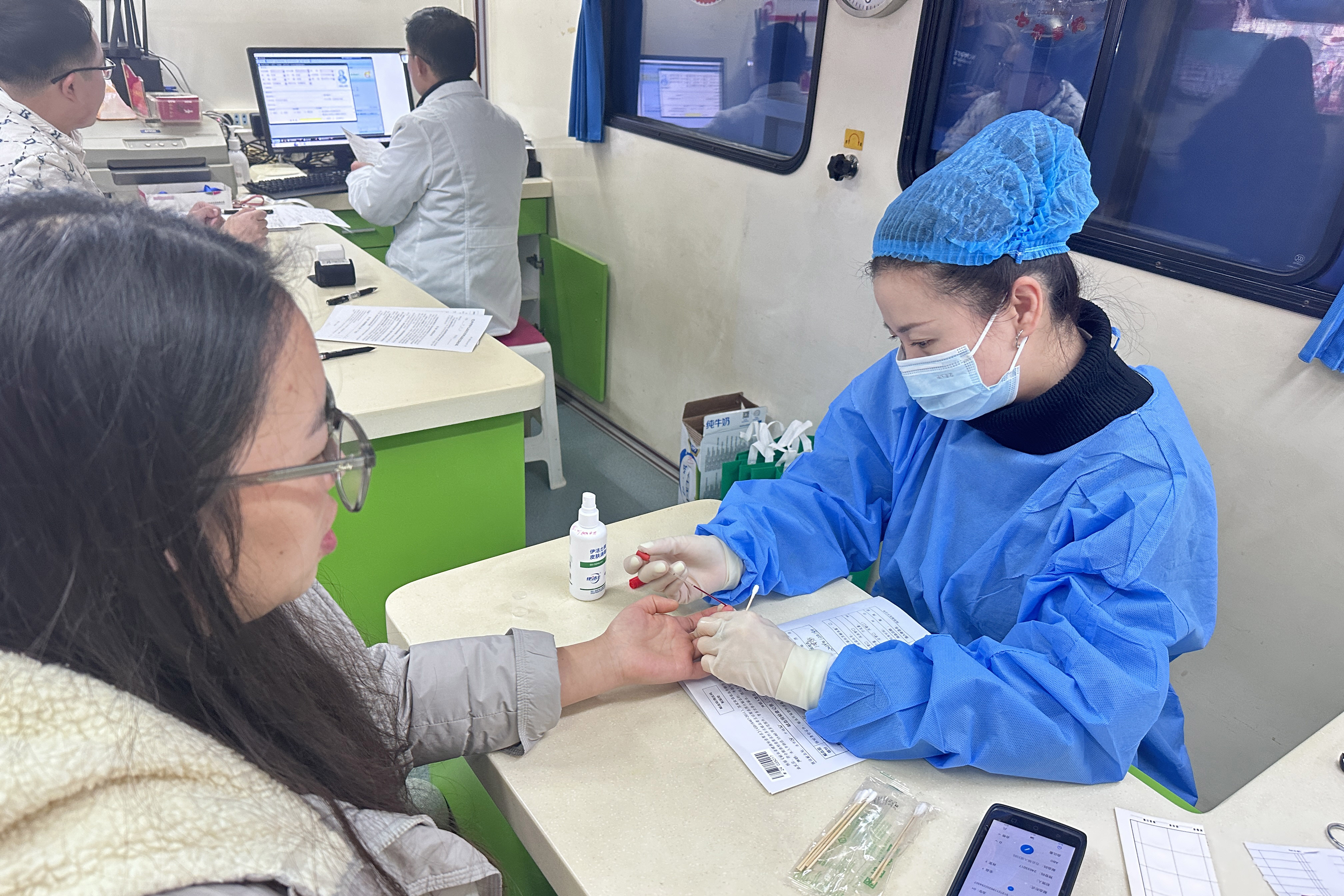 冬日暖阳，献血传递爱心正能量